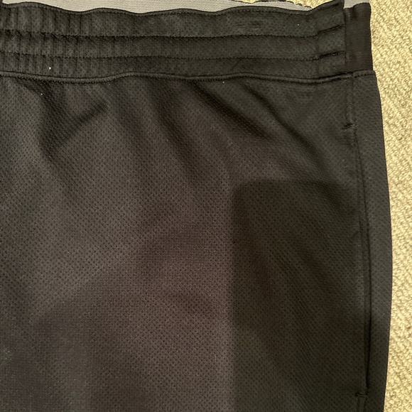 UNDER ARMOUR BLACK LOOSE FIT ATHLETIC PANTS WITH POCKETS, DRAWSTRING AND DETAILS - Picture 4 of 8